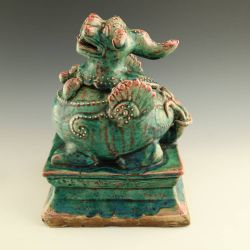 Porcelain depiction of Pixiu on plinth base