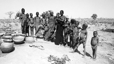 Mossi pwomen and children near Ouagadougou, Burkina Faso