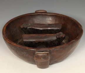 Chicha bowl depicting two animals facing opposite directions