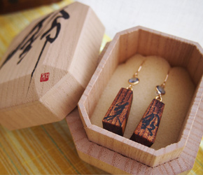 Kiri wood earings decorated with Seiran Chiba's calligraphy