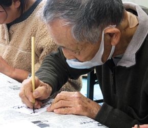 Seiren Chiba at her volunteer calligraphy workshops for the victims of the Fukushima disaster