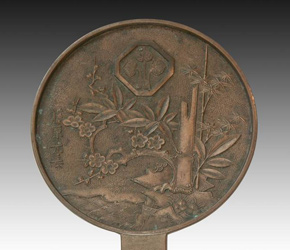Kagami depicting symbolic floral motifs