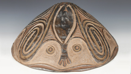 Example of a kamana depicting a face or spiritual being
