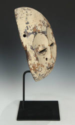 The two faces of this mask symbolize the great knowledge of the Bwami society