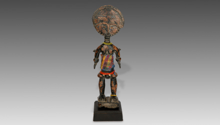True Akua Ba dolls invariably have a disc shaped head with high arched brows, a high forehead, and a straight nose